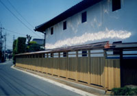 島田鉄工建設　外構：外壁製作　銅板の屋根と木壁の組合せ